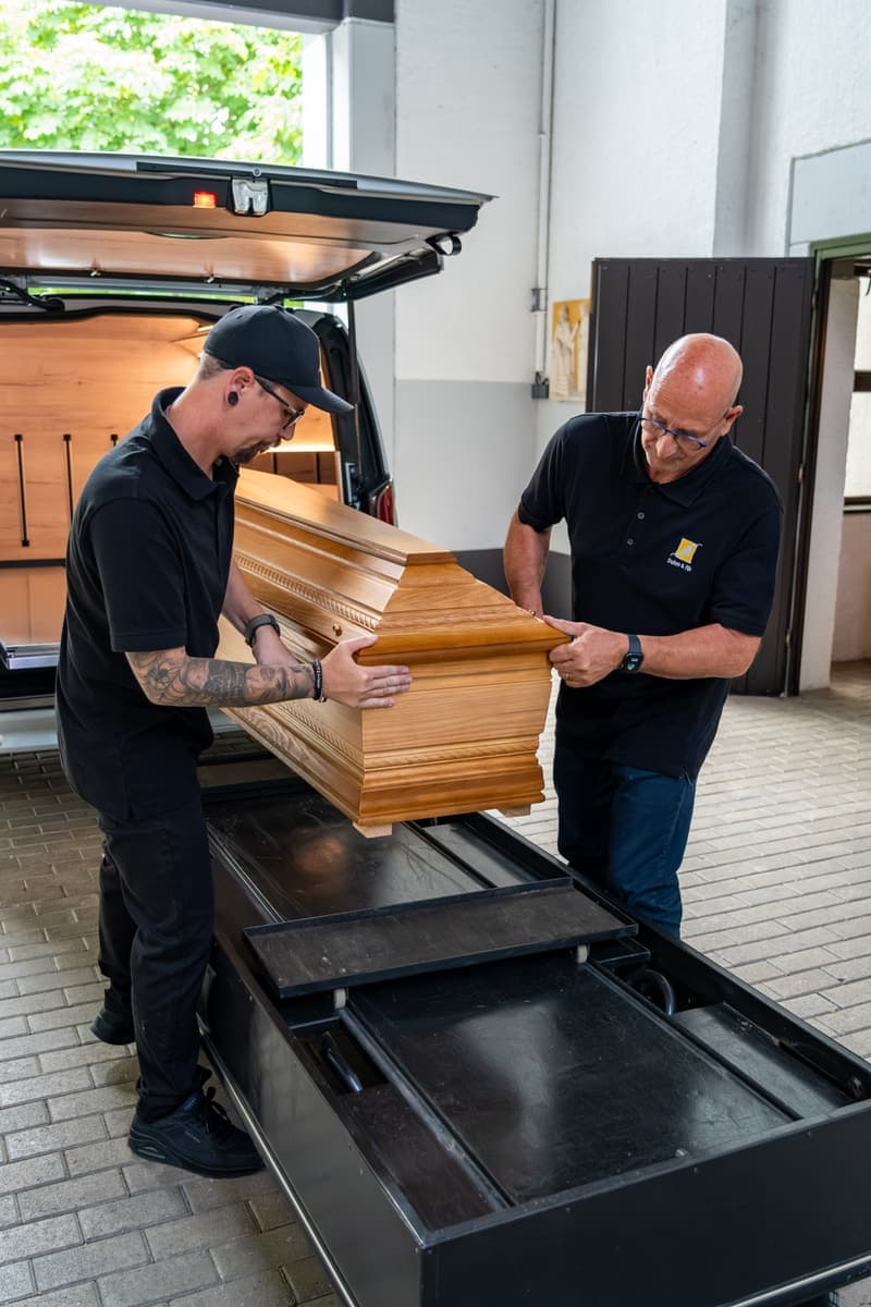 Umsetzen eines Sarges auf den Sargwagen