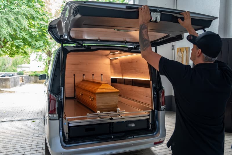 Öffnen der Heckklappe des Bestattungswagens