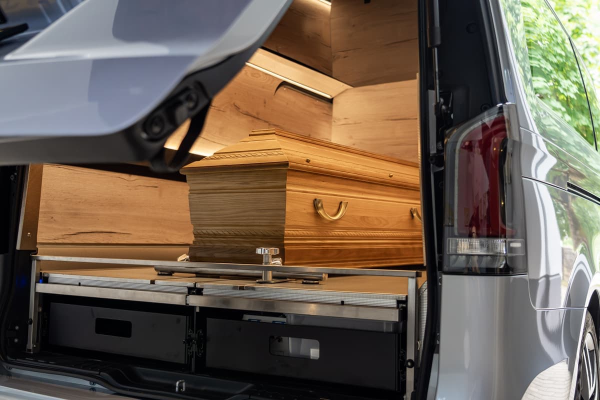 Holzsarg im Bestattungswagen von Dahm & Fils