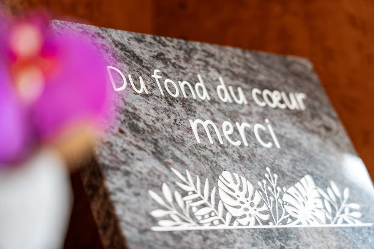 Grabplatte aus Granit mit der Gravur „Du fond du cœur merci“