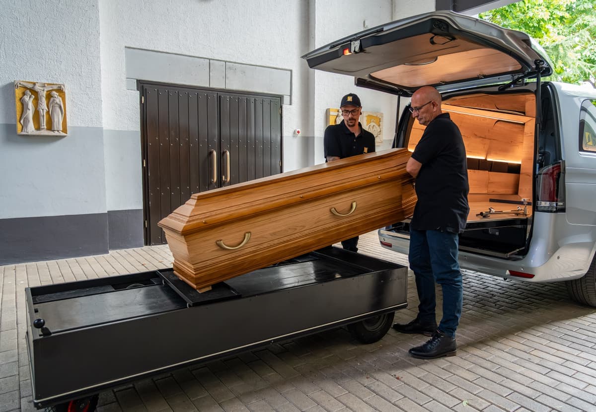 Transfert d'un cercueil vers le corbillard